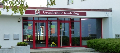 Grundschule Kaufering rote Eingangstüre Grundschule Kaufering