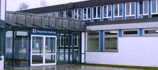 Mittelschule Kaufering blaue Eingangstüre der Mittelschule Kaufering
