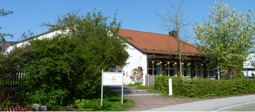 Au&szlig;enaufnahme vom Kinderhaus Paul und Paulinchen / Vorderbereich