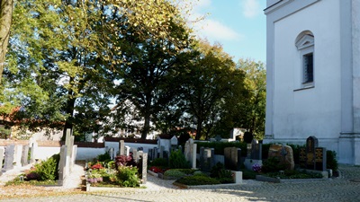 Friedhof Kaufering Dorf Blick auf die Gräber auf dem Friedhof im Dorf