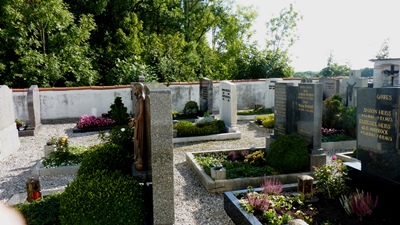 Friedhof Kaufering Dorf Blick auf Gräber am Friedhof Kaufering Dorf
